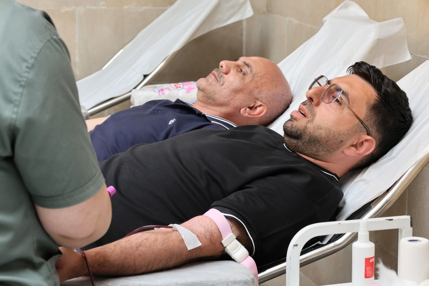 Due donatori distesi sulle poltrone durante la donazione in ambulatorio